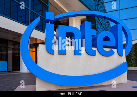 Santa Clara, CA/STATI UNITI D'America - 31 Agosto, 2018: Giant 3-dimensionale di Logo Intel di fronte alla sede della societa' edificio. Foto Stock