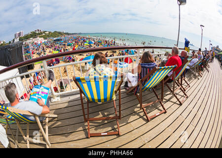 Bournemouth, Regno Unito. 1 Sep, 2018. La folla gregge a Bournemouth per il terzo giorno della undicesima edizione del Bournemouth Air Festival. Seduto sul molo e pranzo spiagge. (Prese con obiettivo fisheye) Credito: Carolyn Jenkins/Alamy Live News Foto Stock