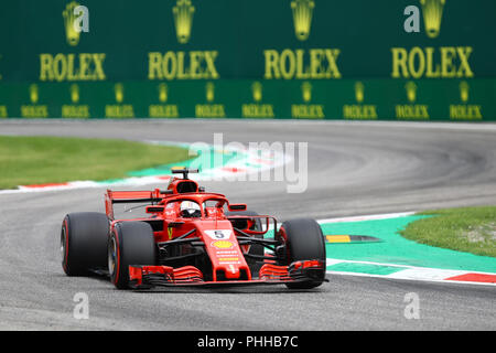 Monza, Italia. 1 Settembre, 2018. Sebastian Vettel della Germania e la Scuderia Ferrari in pista durante le qualifiche per il Gran Premio di Formula Uno di credito Italia: Marco Canoniero/Alamy Live News Foto Stock