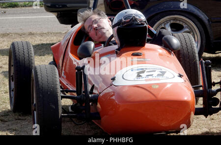 Hasenmoor, Germania. 01 Sep, 2018. 01.09.2018, Schleswig-Holstein, Hasenmoor : un driver racing prende un pan a Hartenholm aeroporto prima del decollo. Un festival celebra la nuova edizione del leggendario "Werner gara' dal 1988 tra il proprietario del pub Henze e il fumetto artista Feldmann. Credito: Carsten Rehder, Frank Molter/dpa/Alamy Live News Foto Stock