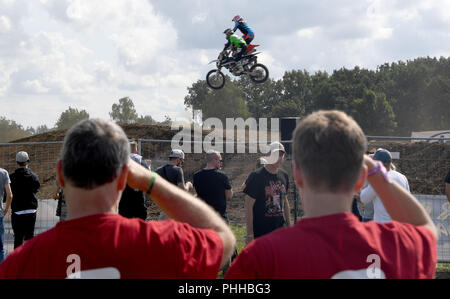 Hasenmoor, Germania. 01 Sep, 2018. 01.09.2018, Schleswig-Holstein, Hasenmoor : Motocrossers volare oltre la loro pista di Hartenholm Aeroporto. Un festival celebra la nuova edizione del leggendario "Werner gara' dal 1988 tra il proprietario del pub Henze e il fumetto artista Feldmann. Credito: Carsten Rehder, Frank Molter/dpa/Alamy Live News Foto Stock