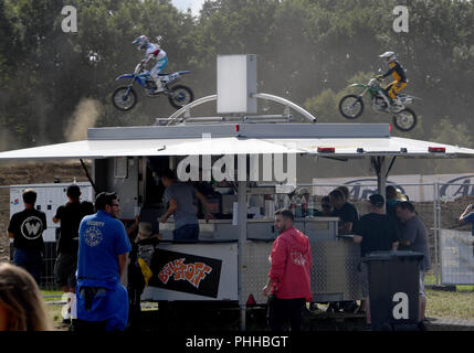 Hasenmoor, Germania. 01 Sep, 2018. 01.09.2018, Schleswig-Holstein, Hasenmoor : Motocrossers volare oltre la loro pista di Hartenholm Aeroporto. Un festival celebra la nuova edizione del leggendario "Werner gara' dal 1988 tra il proprietario del pub Henze e il fumetto artista Feldmann. Credito: Carsten Rehder, Frank Molter/dpa/Alamy Live News Foto Stock