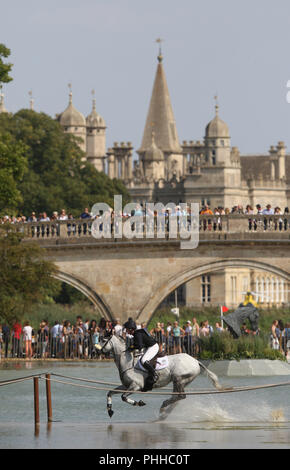 Stamford, Regno Unito. 1 settembre 2018. Elizabeth accensione Soladoun sul Cross Country giorno dell'evento di tre giorni al Land Rover Burghley Horse Trials, presso Burghley House, Stamford Lincs, il 1 settembre 2018. Credito: Paolo Marriott/Alamy Live News Foto Stock