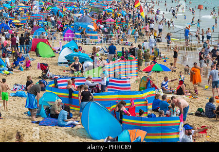 Bournemouth Dorset, Regno Unito. 1° settembre 2018. Meteo REGNO UNITO: calda giornata di sole a Bournemouth spiagge come migliaia di visitatori in testa al mare per il sole e Bournemouth Air Festival - quasi un vuoto pezzo di spiaggia! Credito: Carolyn Jenkins/Alamy Live News Foto Stock