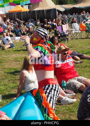 Knebworth Park, Hertfordshire, Regno Unito. Il 1° settembre 2018. Un 'pirata' si gode la sua bevanda a Cool Britannia Festival. Credito: amylaura/Alamy Live News Foto Stock