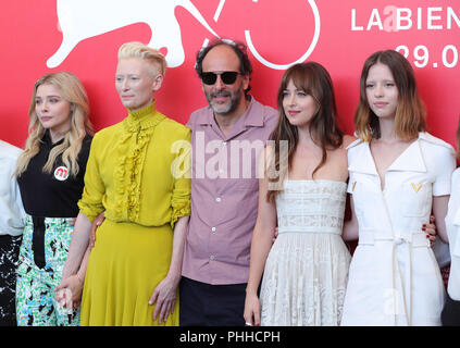 Venezia, Italia. 1 Sep, 2018. L'attrice Chloe Grace Moretz, Tilda Swinton, direttore Luca Guadagnino, attrice Dakota Johnson e Mia Goth (da L a R) frequentano 'Suspiria' photocall durante il settantacinquesimo Venice International Film Festival di Venezia, Italia, Settembre 1, 2018. Credito: Cheng Tingting/Xinhua/Alamy Live News Foto Stock