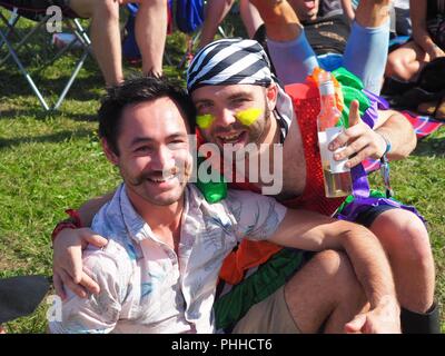 Knebworth Park, Hertfordshire, Regno Unito. Il 1° settembre 2018. "Pirate' pone con un festival-goer a Cool Britannia Festival. Credito: amylaura/Alamy Live News Foto Stock