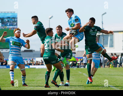 Campo Sportivo di Galway e Galway, Irlanda. 1 Sep, 2018. Guinness Pro14 rugby, Connacht rispetto a Glasgow, Glasgow Warriors Ala sinistra DTH van der Merwe afferra la palla sotto pressione da Connacht Credito: Azione Sport Plus/Alamy Live News Foto Stock