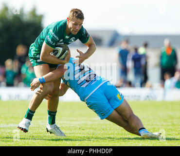 Campo Sportivo di Galway e Galway, Irlanda. 1 Sep, 2018. Guinness Pro14 rugby, Connacht rispetto a Glasgow; Kyle Godwin (Connacht) tiene fuori una sfida da George Turner (Glasgow Warriors) Credito: Azione Sport Plus/Alamy Live News Foto Stock