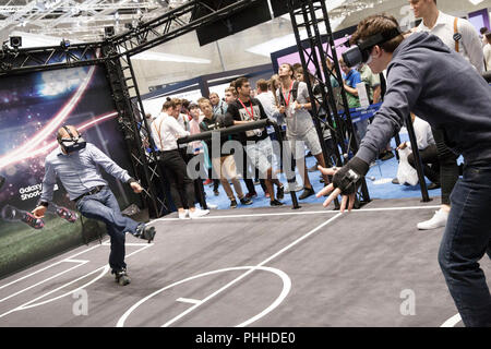 Berlino, Germania. 01 Sep, 2018. 01.09.2018, Berlin: i visitatori di giocare una partita di calcio con attaccata la realtà virtuale bicchieri a supporto dell'elettronica di società Samsung presso la fiera di elettronica di consumo ed elettrodomestici IFA. L'IFA è aperta al pubblico fino al 5 settembre 2018. Credito: Carsten Koall/dpa/Alamy Live News Foto Stock