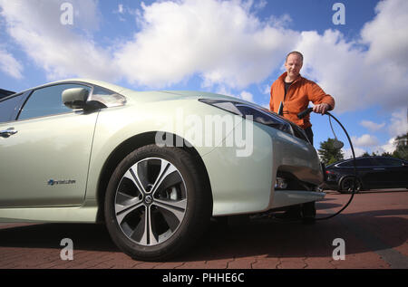 01.09.2018, Meclemburgo-Pomerania, Rostock: Benedikt Klees mostra come egli spese la sua auto elettrica Nissan Leaf. Egli partecipa con il suo veicolo in "Futuro Verde Tour' campagna, in cui le automobili elettriche e H2 automobili auto da Rostock a Schwerin. Foto: Danny Gohlke/dpa Foto Stock