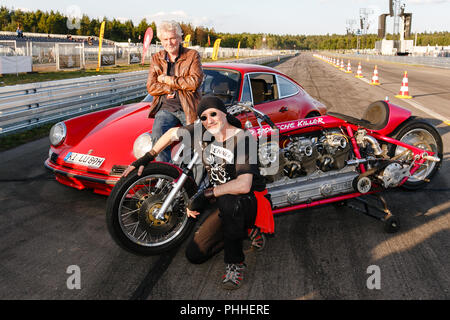 Hasenmoor, Germania. 01 Sep, 2018. 01.09.2018, Schleswig-Holstein, Hasenmoor: Rötger 'Brösel' Feldmann (r) e Holger 'Holgi' Henze posano con i loro veicoli presso l'aeroporto in Hartenholm. Un festival celebra la nuova edizione del leggendario "Werner gara' dal 1988 tra il proprietario del pub Henze e il fumetto artista Feldmann. Credito: Frank Molter/dpa/Alamy Live News Foto Stock