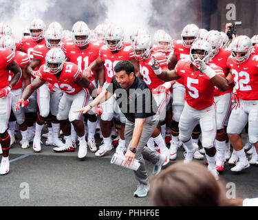 1 Settembre 2018: Interim Ohio State head coach Ryan giorno conduce il Buckeyes sul campo in NCAA Football gioco tra la Oregon State castori & Ohio State Buckeyes presso lo Stadio Ohio in Columbus, Ohio. Brent Clark/Cal Sport Media Foto Stock