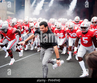 1 Settembre 2018: Interim Ohio State head coach Ryan giorno conduce il Buckeyes sul campo in NCAA Football gioco tra la Oregon State castori & Ohio State Buckeyes presso lo Stadio Ohio in Columbus, Ohio. Brent Clark/Cal Sport Media Foto Stock