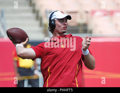 Settembre 01, 2018 USC Trojans quarterback JT Daniels #18 in azione prima che la partita di calcio tra la USC Trojans e la UNLV ribelli al Los Angeles Coliseum di Los Angeles, California. Charles Baus/CSM Foto Stock