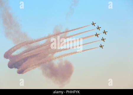 Bournemouth, Regno Unito. 1° settembre 2018. Bella serata per il tramonto sul display il 3° giorno del Bournemouth Air Festival. Il Breitling Jet Team effettuano per la prima volta a Bournemouth - essi non hanno mostrato a un civile del Regno Unito air show per quasi quindici anni e mai sulla costa sud. Il sole di setting di catture la parte inferiore del velivolo e li rendono glow! Il team è composto da sette ceco Aero L-39 Albatros getti. Credito: Carolyn Jenkins/Alamy Live News Foto Stock