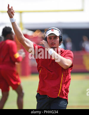 Settembre 01, 2018 USC Trojans quarterback JT Daniels #18 in azione prima che la partita di calcio tra la USC Trojans e la UNLV ribelli al Los Angeles Coliseum di Los Angeles, California. Charles Baus/CSM Foto Stock