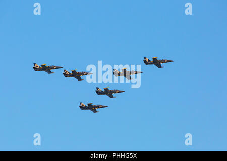 Bournemouth, Regno Unito. 1° settembre 2018. Bella serata per il tramonto sul display il 3° giorno del Bournemouth Air Festival. Il Breitling Jet Team effettuano per la prima volta a Bournemouth - essi non hanno mostrato a un civile del Regno Unito air show per quasi quindici anni e mai sulla costa sud. Il team è composto da sette ceco Aero L-39 Albatros getti. Credito: Carolyn Jenkins/Alamy Live News Foto Stock