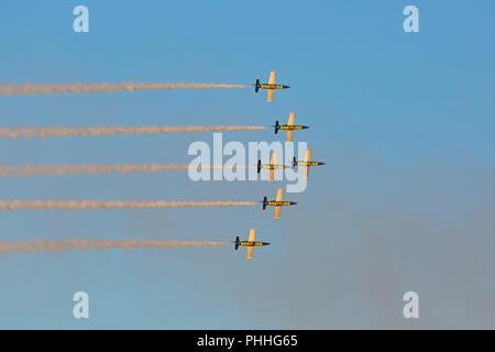 Bournemouth, Regno Unito. 1° settembre 2018. Bella serata per il tramonto sul display il 3° giorno del Bournemouth Air Festival. Il Breitling Jet Team effettuano per la prima volta a Bournemouth - essi non hanno mostrato a un civile del Regno Unito air show per quasi quindici anni e mai sulla costa sud. Il sole di setting di catture la parte inferiore del velivolo e li rendono glow! Il team è composto da sette ceco Aero L-39 Albatros getti. Credito: Carolyn Jenkins/Alamy Live News Foto Stock