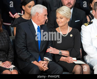 Washington, Stati Uniti d'America. 31 Agosto, 2018. Il Vicepresidente degli Stati Uniti Mike Pence, sinistra e la Sig.ra Cindy McCain ha seguito il Vice Presidente del commento durante la giacente in stato cerimonia per onorare il compianto Senatore USA John McCain (repubblicano di Arizona) in Campidoglio US Rotunda in Washington, DC il Venerdì, 31 agosto 2018. Credito: Ron Sachs/CNP (restrizione: NO New York o New Jersey o giornali quotidiani nel raggio di 75 miglia da New York City) | utilizzo del credito in tutto il mondo: dpa/Alamy Live News Foto Stock