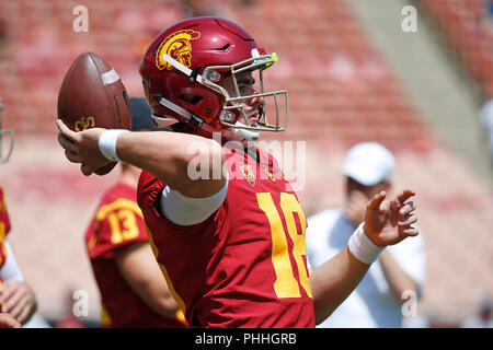 Settembre 01, 2018 USC Trojans quarterback JT Daniels #18 in azione prima che la partita di calcio tra la USC Trojans e la UNLV ribelli al Los Angeles Coliseum di Los Angeles, California. Charles Baus/CSM Foto Stock