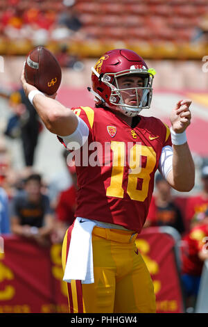 Settembre 01, 2018 USC Trojans quarterback JT Daniels #18 in azione prima che la partita di calcio tra la USC Trojans e la UNLV ribelli al Los Angeles Coliseum di Los Angeles, California. Charles Baus/CSM Foto Stock