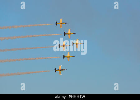 Bournemouth, Regno Unito. 1° settembre 2018. Bella serata per il tramonto sul display il 3° giorno del Bournemouth Air Festival. Il Breitling Jet Team effettuano per la prima volta a Bournemouth - essi non hanno mostrato a un civile del Regno Unito air show per quasi quindici anni e mai sulla costa sud. Il sole di setting di catture la parte inferiore del velivolo e li rendono glow! Il team è composto da sette ceco Aero L-39 Albatros getti. Credito: Carolyn Jenkins/Alamy Live News Foto Stock