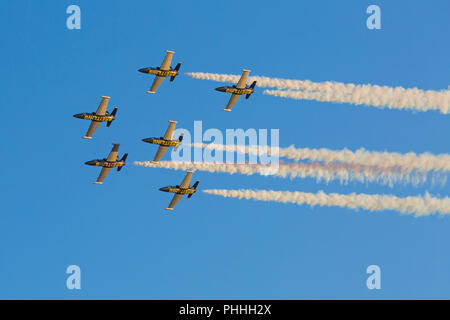 Bournemouth, Regno Unito. 1° settembre 2018. Bella serata per il tramonto sul display il 3° giorno del Bournemouth Air Festival. Il Breitling Jet Team effettuano per la prima volta a Bournemouth - essi non hanno mostrato a un civile del Regno Unito air show per quasi quindici anni e mai sulla costa sud. Il sole di setting di catture la parte inferiore del velivolo e li rendono glow! Il team è composto da sette ceco Aero L-39 Albatros getti. Credito: Carolyn Jenkins/Alamy Live News Foto Stock