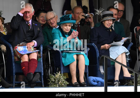 Braemar, UK. Il 1° settembre 2018. La regina assiste il Braemar Gathering. Sua Maestà la Regina Elisabetta II unite da Prince Charles, Principe del Galles e la principessa Anne, partecipare a Braemar Royal raccolta nelle Highlands Scozzesi. Foto di Andrew Parsons / Parsons Media Credito: Andrew parsons/Alamy Live News Foto Stock