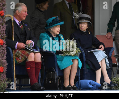 Braemar, UK. Il 1° settembre 2018. La regina assiste il Braemar Gathering. Sua Maestà la Regina Elisabetta II unite da Prince Charles, Principe del Galles e la principessa Anne, partecipare a Braemar Royal raccolta nelle Highlands Scozzesi. Foto di Andrew Parsons / Parsons Media Credito: Andrew parsons/Alamy Live News Foto Stock