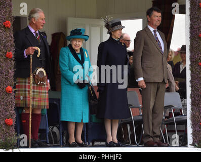 Braemar, UK. Il 1° settembre 2018. La regina assiste il Braemar Gathering. Sua Maestà la Regina Elisabetta II unite da Prince Charles, Principe del Galles e la principessa Anne, partecipare a Braemar Royal raccolta nelle Highlands Scozzesi. Foto di Andrew Parsons / Parsons Media Credito: Andrew parsons/Alamy Live News Foto Stock