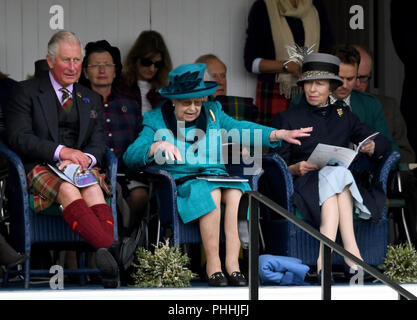 Braemar, UK. Il 1° settembre 2018. La regina assiste il Braemar Gathering. Sua Maestà la Regina Elisabetta II unite da Prince Charles, Principe del Galles e la principessa Anne, partecipare a Braemar Royal raccolta nelle Highlands Scozzesi. Foto di Andrew Parsons / Parsons Media Credito: Andrew parsons/Alamy Live News Foto Stock