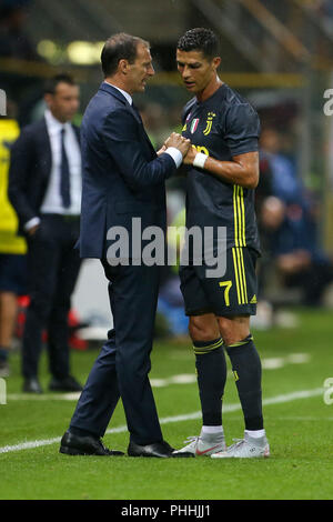 Stadio Ennio Tardini, Parma, Italia. 1 Sep, 2018. Di calcio della Serie A, Parma contro la Juventus; Allenatore Massimiliano Allegri della Juventus parla con Cristiano Ronaldo Credito: Azione Sport Plus/Alamy Live News Foto Stock