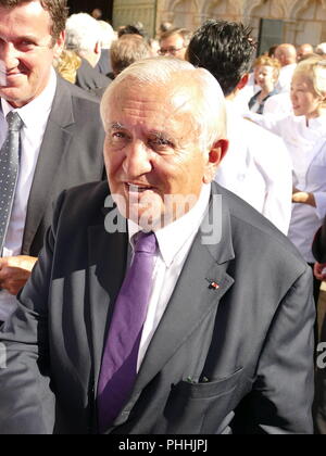 Jean Pierre Raffarin Ancien Président de la Région Poitou Charentes, ancien Premier Ministre de Jacques Chirac ancien Sénateur de Vienne était présent aux obsèques de Joël Robuchon qui avait sa maison natale à St Benoît dans la dobbiamo banlieue de Poitiers Foto Stock