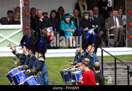 Braemar, UK. Il 1° settembre 2018. La regina assiste il Braemar Gathering. Sua Maestà la Regina Elisabetta II unite da Prince Charles, Principe del Galles e la principessa Anne, partecipare a Braemar Royal raccolta nelle Highlands Scozzesi. Foto di Andrew Parsons / Parsons Media Credito: Andrew parsons/Alamy Live News Foto Stock