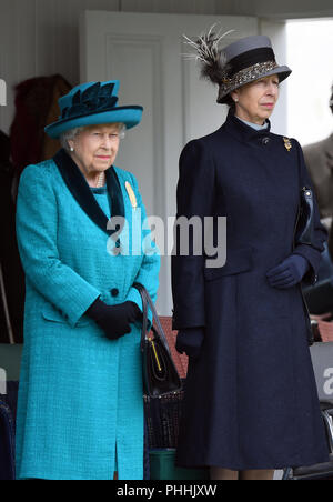 Braemar, UK. Il 1° settembre 2018. La regina assiste il Braemar Gathering. Sua Maestà la Regina Elisabetta II unite da Prince Charles, Principe del Galles e la principessa Anne, partecipare a Braemar Royal raccolta nelle Highlands Scozzesi. Foto di Andrew Parsons / Parsons Media Credito: Andrew parsons/Alamy Live News Foto Stock