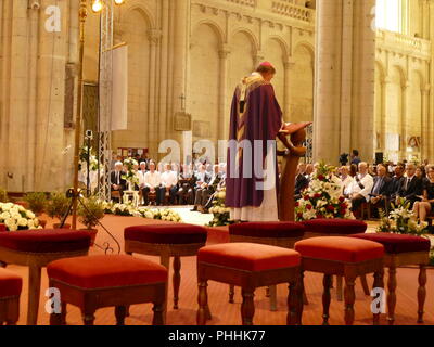 Aux obsèques de Joël Robuchon Grand Chef aux 32 étoiles Monseigneur Pascal Wintzer archevêque de Poitiers célébrait la cérémonie religieuse dans la cathédrale St Pierre et St Paul de Poitiers Foto Stock