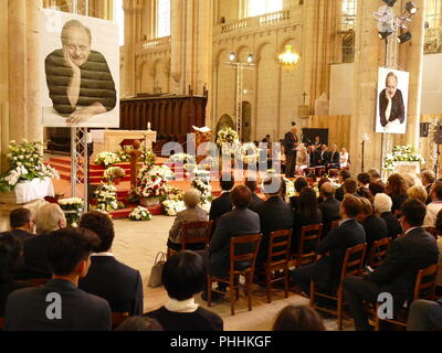 Aux obsèques de Joel Robuchon dans la cathédrale de Poitiers Plusieurs personnalités lui rendirent hommage, l'archevêque de Poitiers Pascal Wintzer, le maire de St Benoît , dobbiamo banlieue de Poitiers où est né Joël Robuchon plusieurs Grands Chefs. Sur la foto c'est JP Raffarin qui lui rend hommage Foto Stock