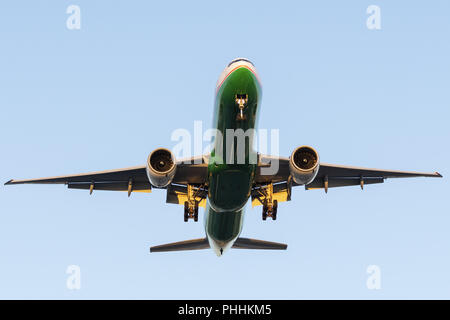 Richmond, British Columbia, Canada. Il 30 agosto, 2018. Un EVA Air Boeing 777-300ER (B-16705) wide-body jet aereo di linea airborne sull approccio finale per l'atterraggio. Credito: Bayne Stanley/ZUMA filo/Alamy Live News Foto Stock