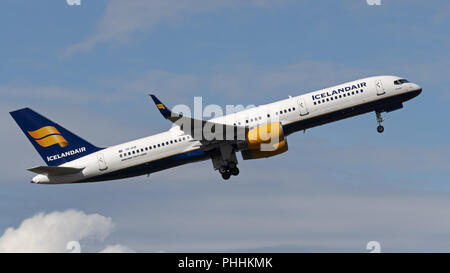 Richmond, British Columbia, Canada. 31 Agosto, 2018. Un Icelandair Boeing 757-200 (TF-FIP) a corridoio unico corpo stretto aereo jet in volo dopo il decollo. Credito: Bayne Stanley/ZUMA filo/Alamy Live News Foto Stock