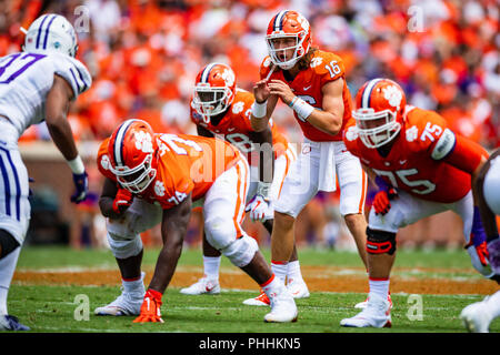 Clemson Tigers quarterback Trevor Lawrence (16) durante il NCAA college football gioco tra Furman e Clemson sabato 1 settembre 2018 presso il Memorial Stadium di Clemson, SC. Giacobbe Kupferman/CSM Foto Stock