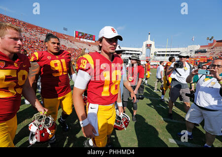 Settembre 01, 2018 USC Trojans quarterback J.T. Daniels #18 dopo la partita di calcio tra la USC Trojans e la UNLV ribelli al Los Angeles Coliseum di Los Angeles, California. Charles Baus/CSM Foto Stock