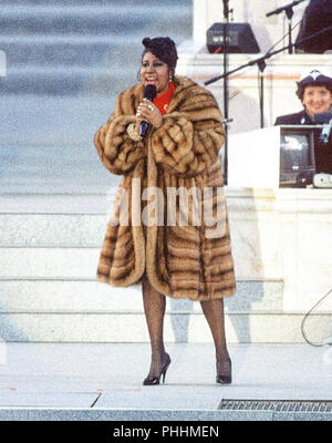 Intrattenitore Aretha Franklin si esibisce in concerto presso il Lincoln Memorial che era parte del 'American Reunion' celebrazione che conduce fino alla prestazione di giuramento alla cerimonia di Bill Clinton come il quarantaduesimo Presidente degli Stati Uniti in Washington, DC il 17 gennaio, 1993. Credito: Howard L. Sachs/CNP | Utilizzo di tutto il mondo Foto Stock