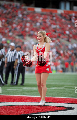 Columbus, Ohio, Stati Uniti d'America. 1 Sep, 2018. Ohio State Buckeyes cheerleader suona presso il NCAA Football gioco tra la Oregon State castori & Ohio State Buckeyes presso lo Stadio Ohio in Columbus, Ohio. JP Waldron/Cal Sport Media/Alamy Live News Foto Stock