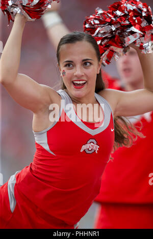 Columbus, Ohio, Stati Uniti d'America. 1 Sep, 2018. Ohio State Buckeyes cheerleader suona presso il NCAA Football gioco tra la Oregon State castori & Ohio State Buckeyes presso lo Stadio Ohio in Columbus, Ohio. JP Waldron/Cal Sport Media/Alamy Live News Foto Stock