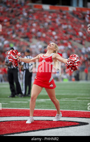 Columbus, Ohio, Stati Uniti d'America. 1 Sep, 2018. Ohio State Buckeyes cheerleader suona presso il NCAA Football gioco tra la Oregon State castori & Ohio State Buckeyes presso lo Stadio Ohio in Columbus, Ohio. JP Waldron/Cal Sport Media/Alamy Live News Foto Stock