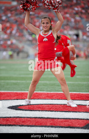 Columbus, Ohio, Stati Uniti d'America. 1 Sep, 2018. Ohio State Buckeyes cheerleader suona presso il NCAA Football gioco tra la Oregon State castori & Ohio State Buckeyes presso lo Stadio Ohio in Columbus, Ohio. JP Waldron/Cal Sport Media/Alamy Live News Foto Stock