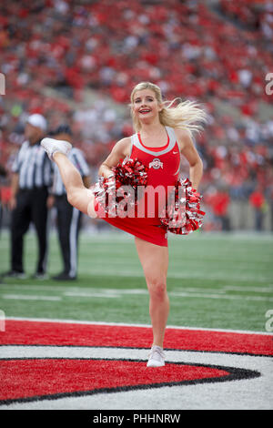 Columbus, Ohio, Stati Uniti d'America. 1 Sep, 2018. Ohio State Buckeyes cheerleader suona presso il NCAA Football gioco tra la Oregon State castori & Ohio State Buckeyes presso lo Stadio Ohio in Columbus, Ohio. JP Waldron/Cal Sport Media/Alamy Live News Foto Stock