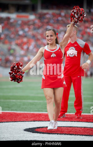 Columbus, Ohio, Stati Uniti d'America. 1 Sep, 2018. Ohio State Buckeyes cheerleader suona presso il NCAA Football gioco tra la Oregon State castori & Ohio State Buckeyes presso lo Stadio Ohio in Columbus, Ohio. JP Waldron/Cal Sport Media/Alamy Live News Foto Stock