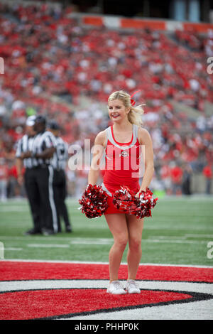 Columbus, Ohio, Stati Uniti d'America. 1 Sep, 2018. Ohio State Buckeyes cheerleader suona presso il NCAA Football gioco tra la Oregon State castori & Ohio State Buckeyes presso lo Stadio Ohio in Columbus, Ohio. JP Waldron/Cal Sport Media/Alamy Live News Foto Stock